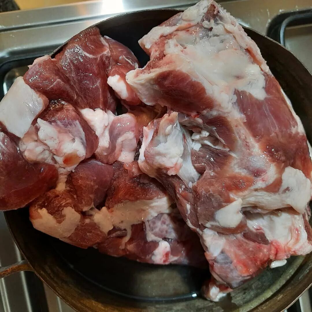 Почему свинина получается сухой. Свинина кусочками. отваренная свинина. свинина отварная. вареное мясо свинины.