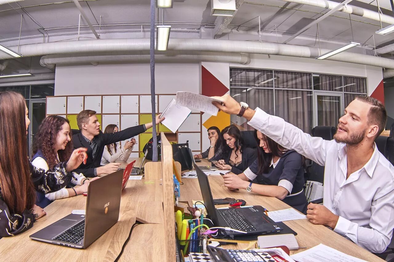 коворкинг екатеринбург. студенты стажеры. стажер разработчик. ансамбль стожары брянск. счастливые студенты.