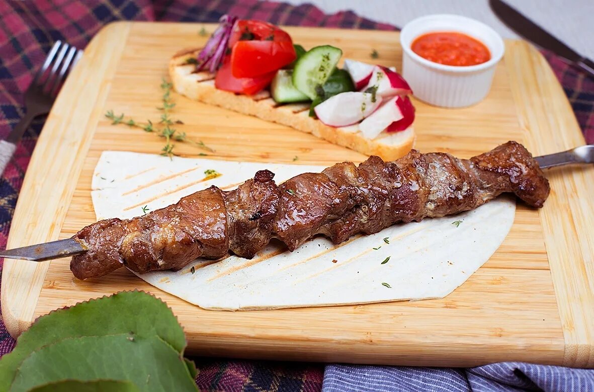 мини шашлык из свиной шеи вид сверху. шашлык из шеи свинины рецепт. шашлык готовый. жареный шашлык из свинины. шашлык шейка.