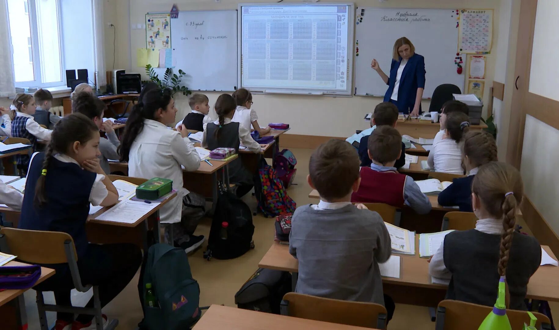 Учитель. Школьники в школьной обуви. Первый класс. Получил пятерку в школе. Школы петербурга.