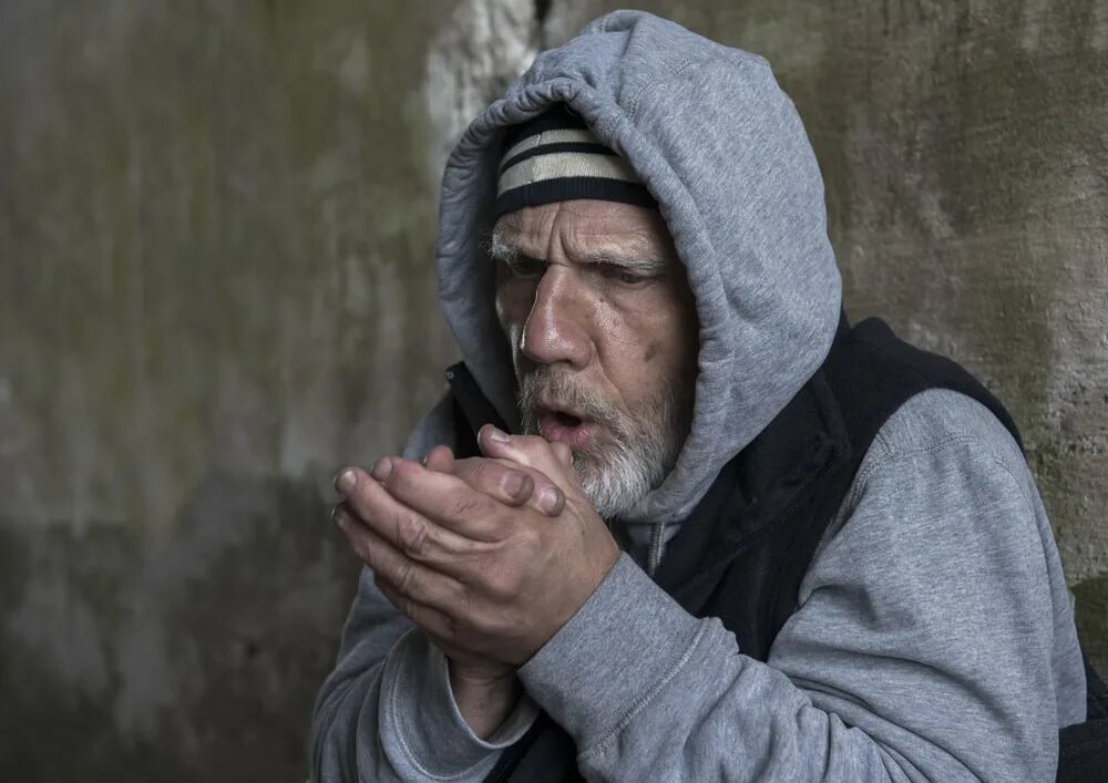 Пр зрел бездомного. Бездомный старик портрет. Помощь бездомным людям человек с.