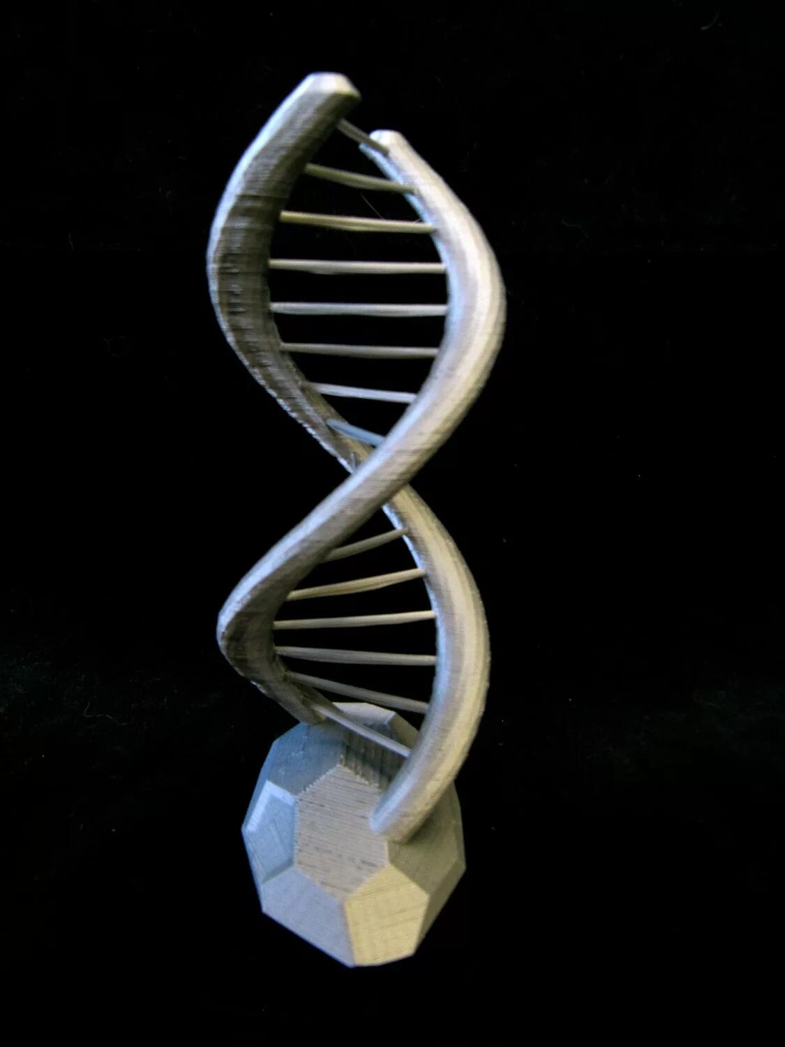 Статуэтка ДНК. Объемная модель ДНК. Спираль ДНК. ДНК скульптура.