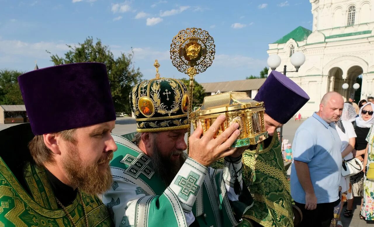 служба в успенском соборе астрахань. ковчег с частицей мощей преподобного сергия радонежского. тулы. мощи матроны московской в москве. мощи в астрахани 2023.