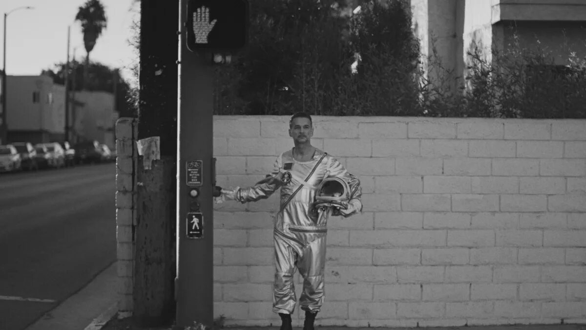 Клип mode. Depeche mode cover me. depeche mode cover me кадры из клипа. depeche mode spirit cover. дейв гаан в костюме космонавта.