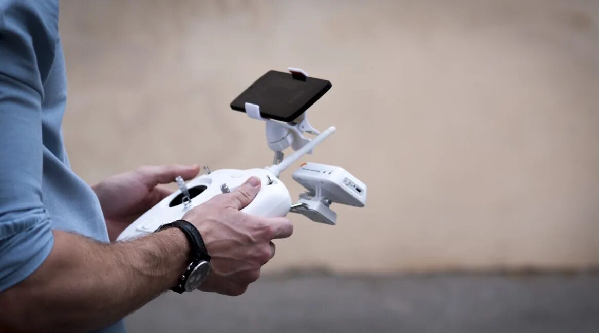 Оператор дрона бпла профессия. Пилот бпла. Квадрокоптер съемка. Пилот бпла. Управление беспилотниками обучение.