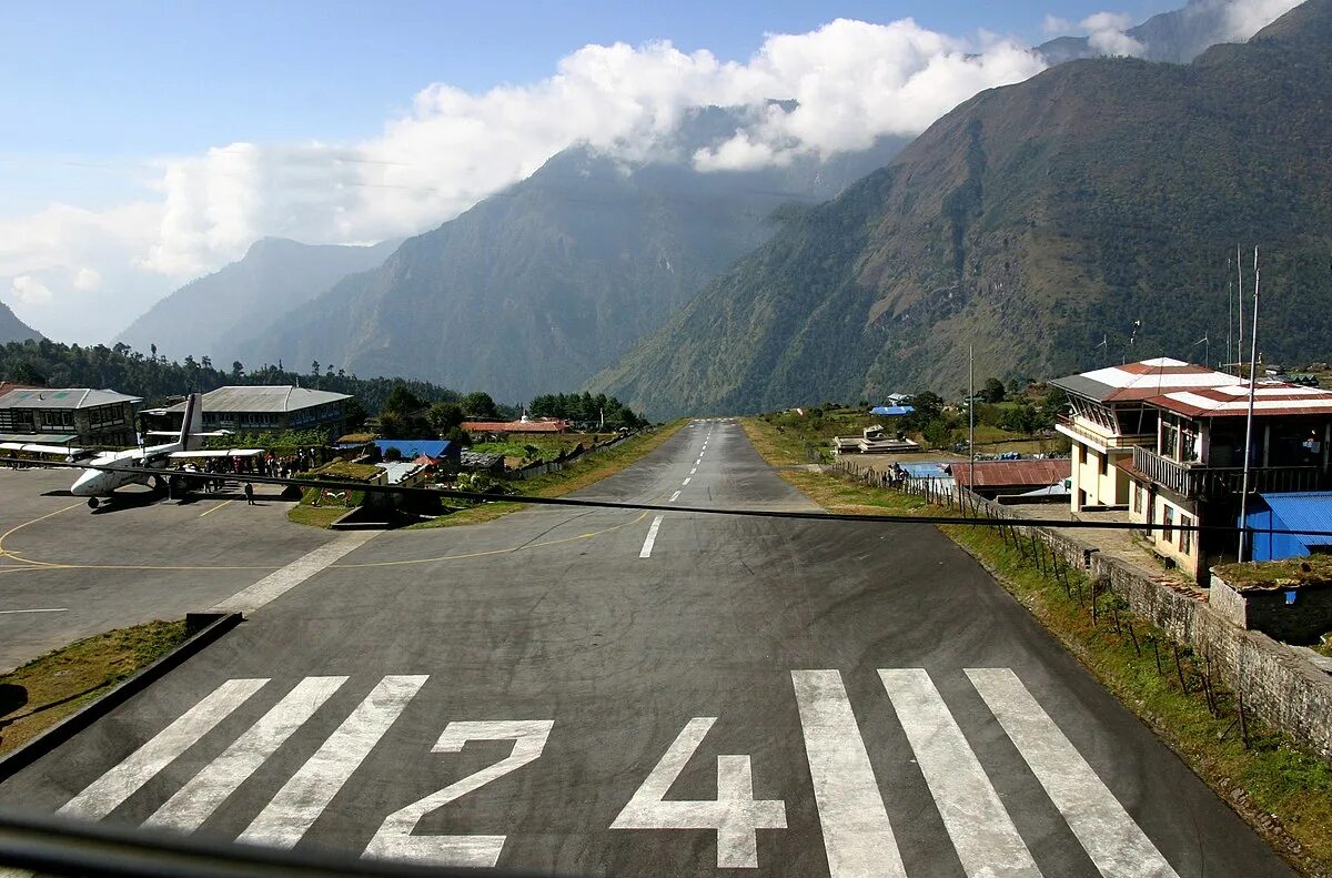 Аэропорт лукла. Аэропорт Лукла Непал. Аэропорт имени Тэнцинга и Хиллари. Аэропорт Лукла Непал взлетно-посадочная полоса. Посадочная полоса Лукла Непал.