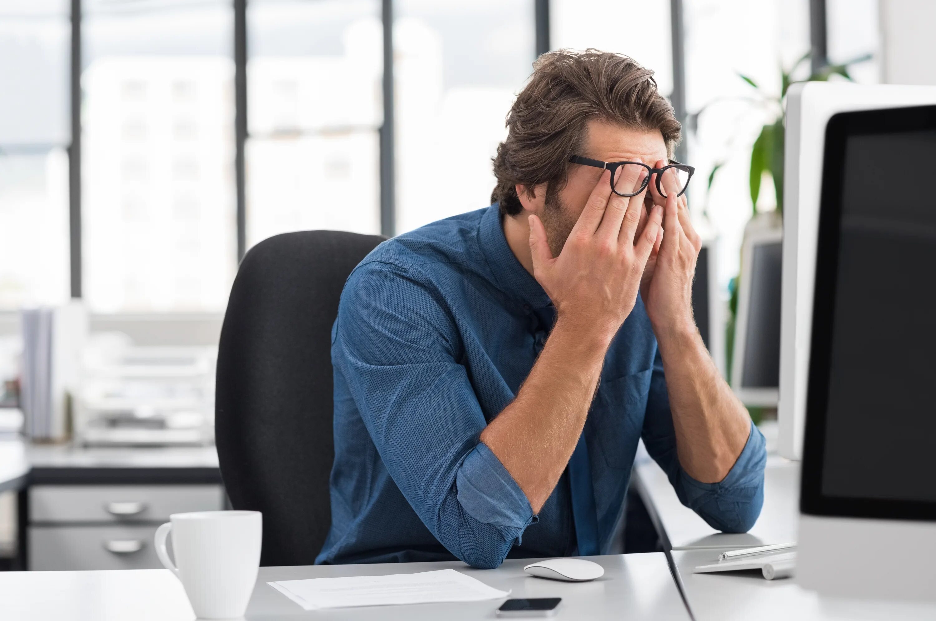 Can be stressful. Человек за компьютером. Уставший человек в офисе. Офисный работник. Человек в офисе за компьютером.