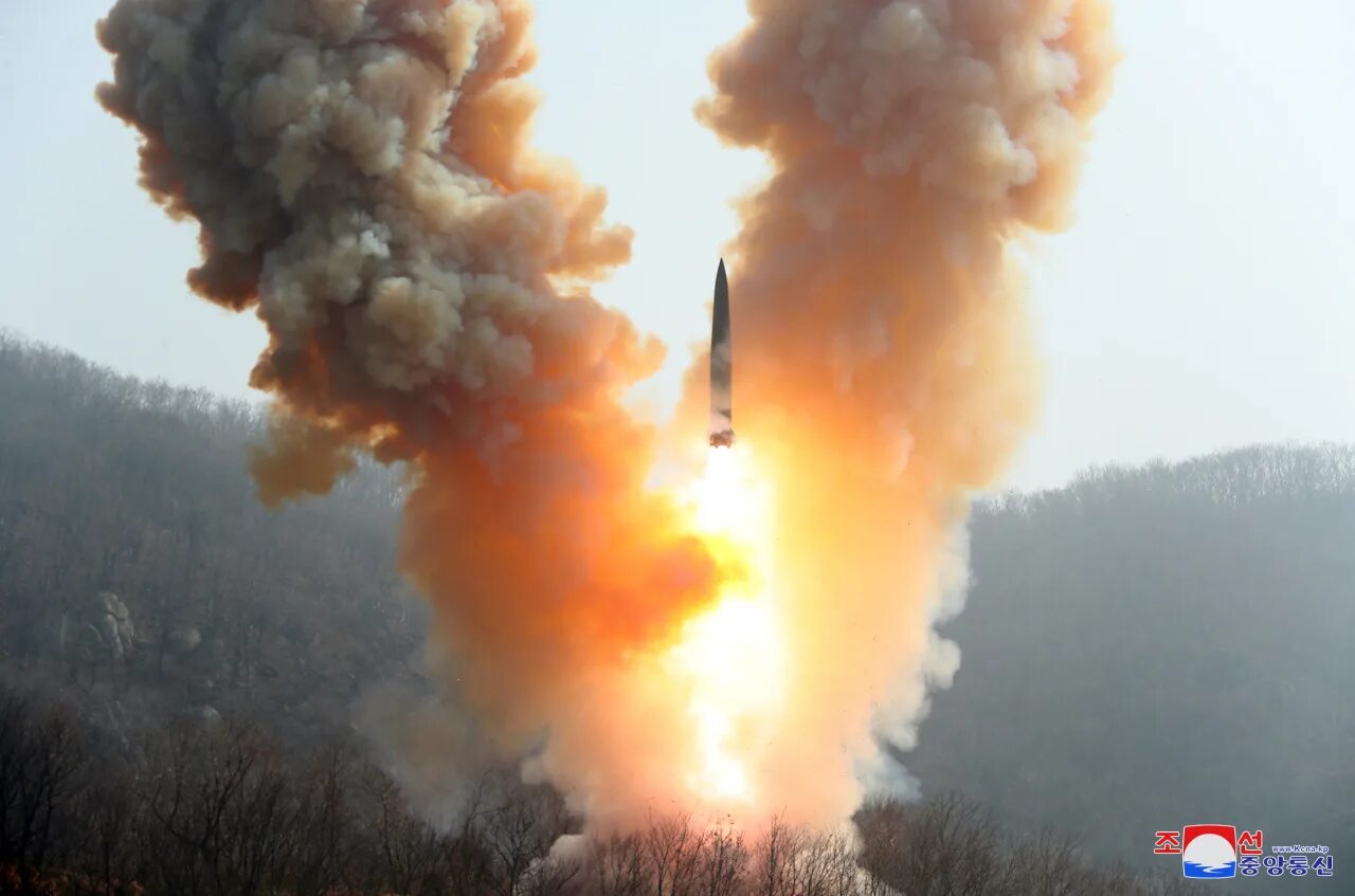 Испытания войной. КНДР впервые испытала баллистическую ракету «Хвасон-18». Ракета старт. Огонь из ракеты. Пуск ракеты.