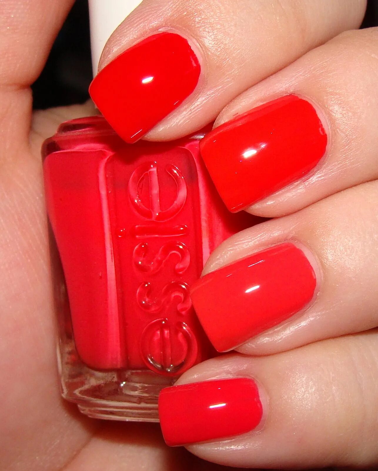 Коралловый Essie. Лак Essie Coral. Ярко-красный маникюр. Яркий красный маникюр. Красный гель купить