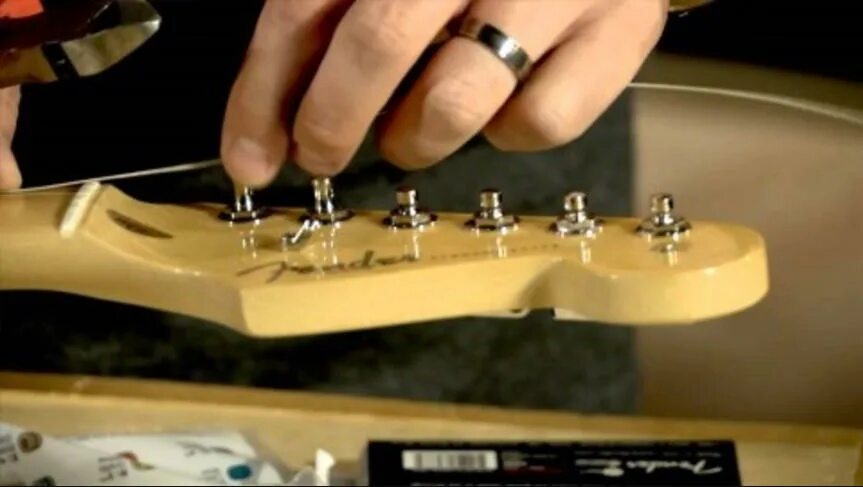 Крепеж гитарной струны. Анкер fender stratocaster. струны для гитары фендер. высота струн на электрогитаре fender stratocaster. крепление струн на гитаре fender.