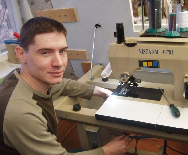 Ремонт швейных машин на дому частный. Мастер по ремонту швейных машин. Ремонт швейных машин симферополь. Мастер ремонтирует швейную машинку. Ремонт швейных машин на дому частный.