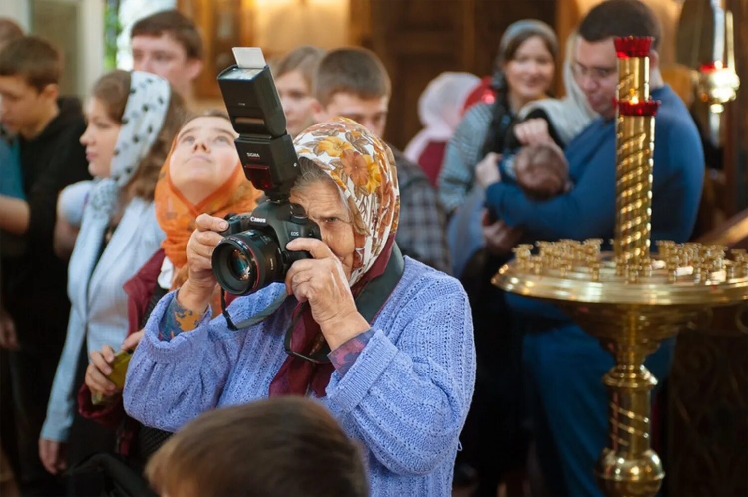 Видеть себя в церкви. Люди в православном храме. Бабулька в храме. Съемка в храме. Храм.