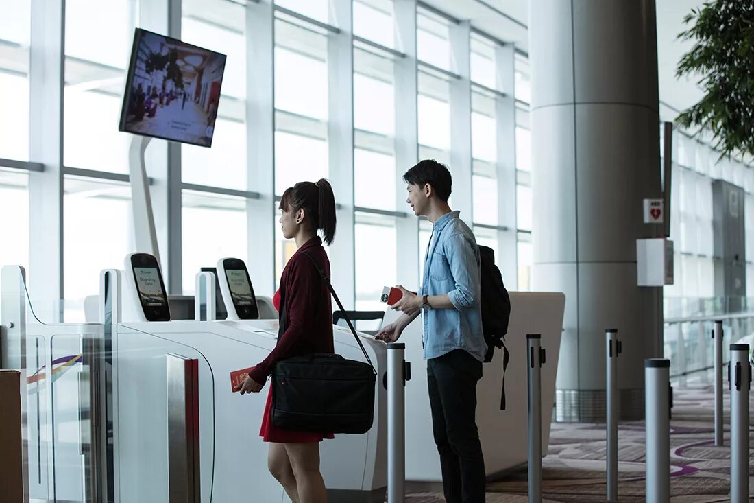 За сколько времени надо быть в аэропорту. Changi Airport Terminal 4. Информационные технологии в аэропорту. Gate в аэропорту. Инновации в аэропорту.