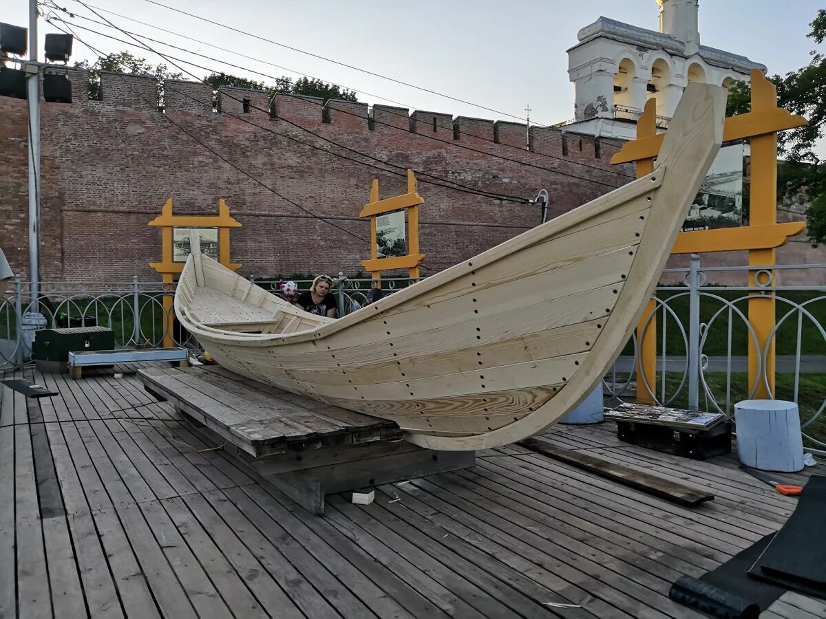 Ладья Великий Новгород. Славянская Ладья корабль. Ушкуй, Ладья Новгородская Ладья. Ладья Славянская лодка. Ладья как добраться