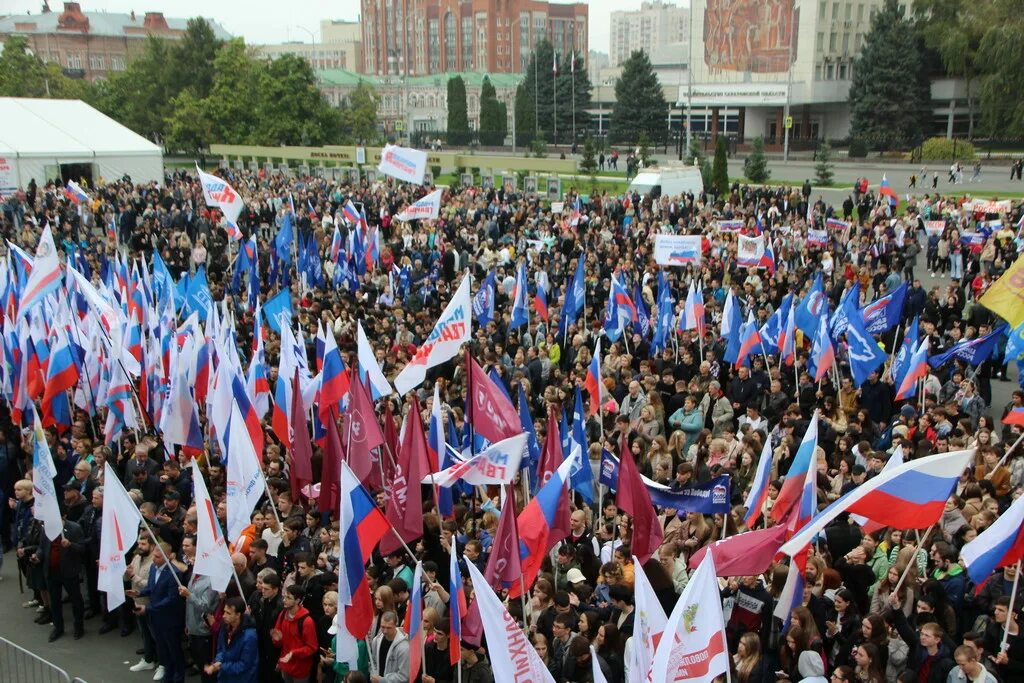 Патриотический митинг. Молодежь Саратова. Украшения на митинге патриотический. Митинг в поддержку России. Митинг саратов сегодня