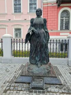 Памятник сооруженный на деньги семьи мараевых