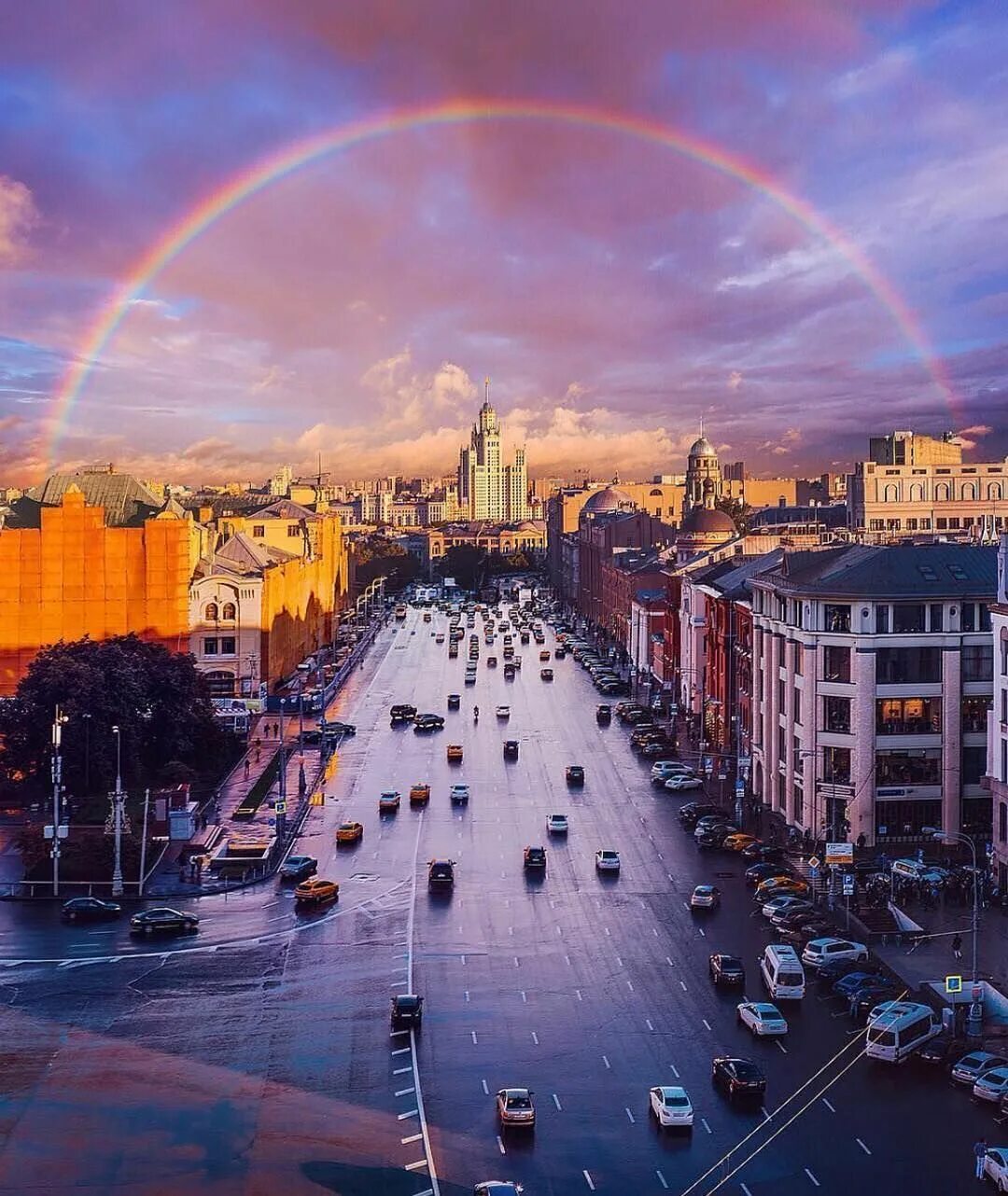 Сюжетная картина улица города. Радостные люди на улице. Москва великая столица. Москва анимированная. В два года в городе.