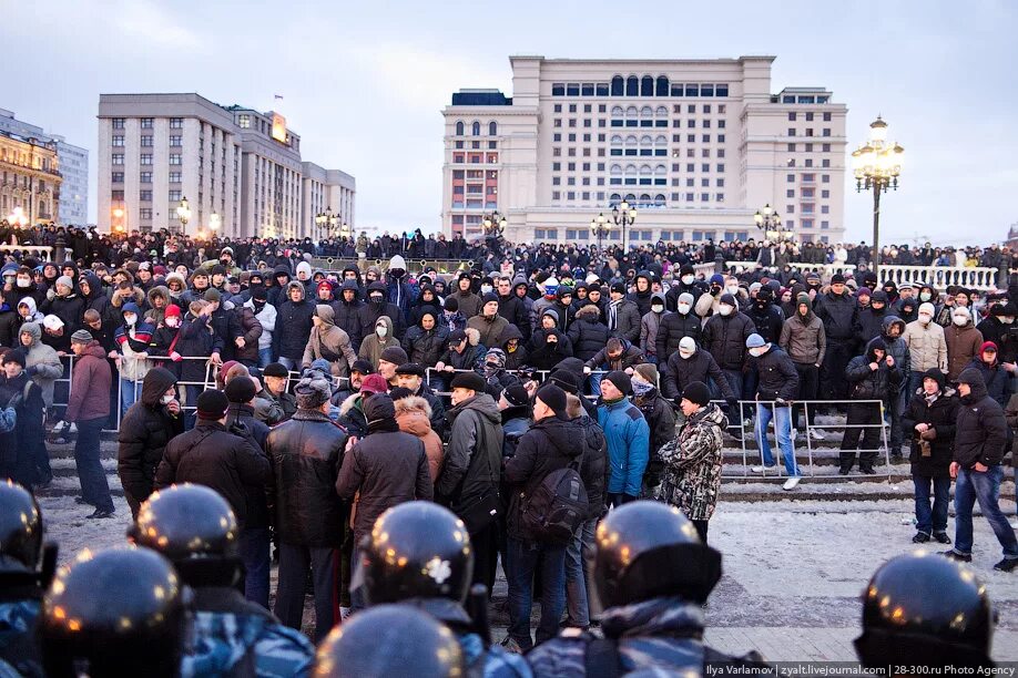 12 ноября 2010. 11 декабря 2010 манежная площадь. 11.12.2010 манежная площадь. 11 декабря манежная площадь. беспорядки на манежной площади 2010.