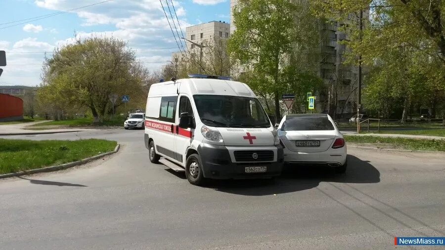 Миасс станция скорой помощи. Миасс станция скорой помощи. Скорая миасс телефон. Скорая у подъезда. Скорая миасс телефон.