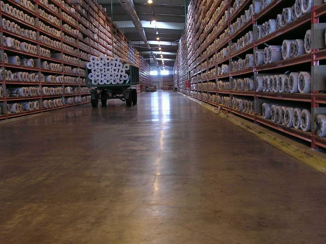 полы со склада. полы со склада. полы в складских помещениях. металлический пол склада. наливной пол для складских помещений.