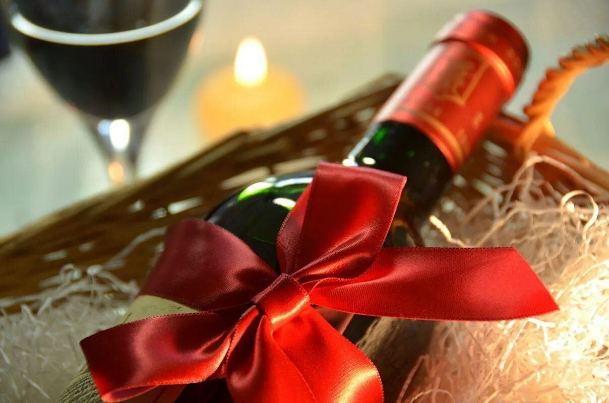 Сувенирной вино. Вино в подарок. Бутылка вина праздничная. Подарочное вино. Подарок из вина.