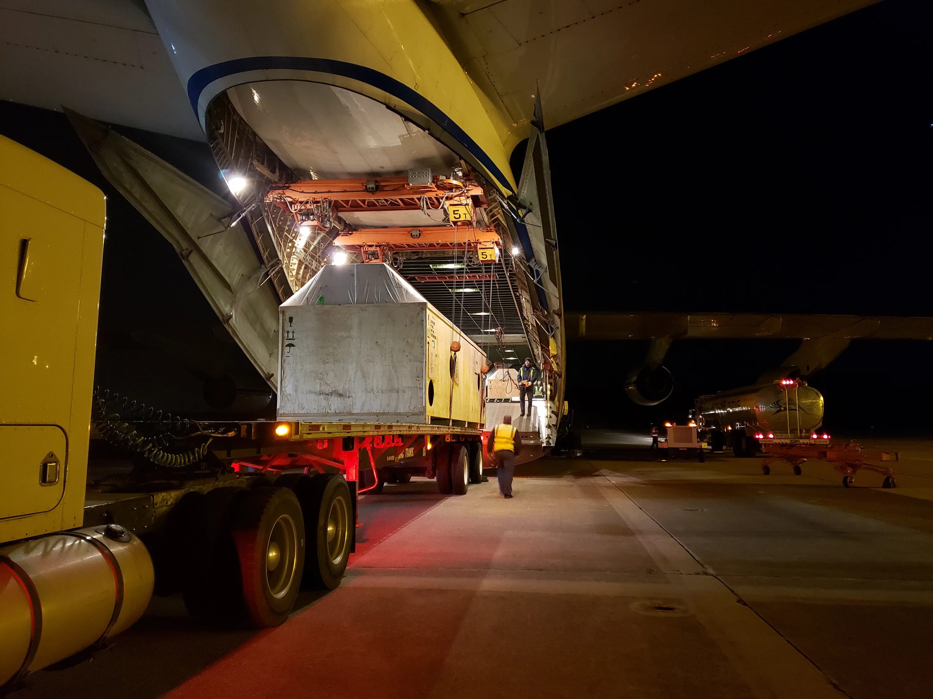 Транспортировка самолета. Негабаритные перевозки Airbus 380. Негабаритный груз на транспорте. Погрузка тяжеловесных грузов. Негабаритный груз в самолете.