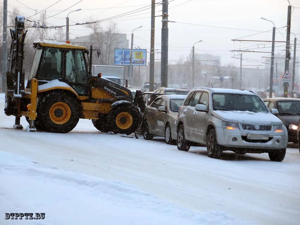 Трактор и легковой автомобиль. ДТП трактора зимой JCB Москва. Трактор из легкового автомобиля фото. Трактор Вольво зимние фото.