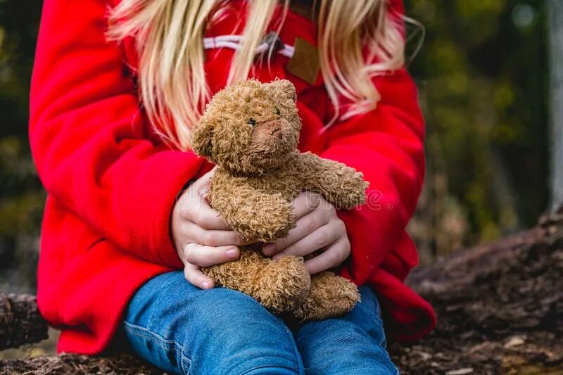Девочка с медвежонком. Мишка обнимает. Объятия. Про девочку и мишку. Девочка с мишкой.