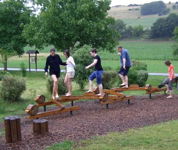 полоса препятствий для детей на улице. дорожка препятствий. детские площадки полоса препятствий. дорожка препятствий. полоса препятствий для детей в саду.