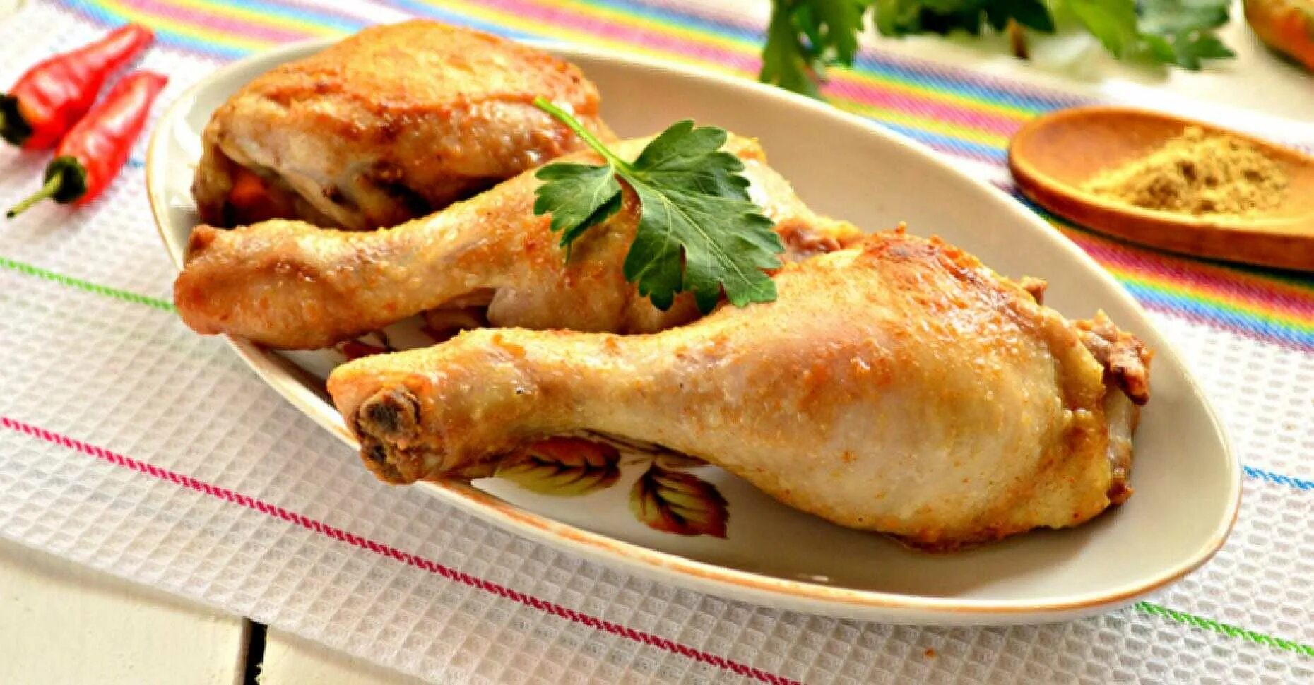 бедро куриное жареное. жареные куриные бедра на сковороде. курица обжаренная на сковороде. жареные куриные бедра на сковороде. жареные куриные бедра на сковороде.