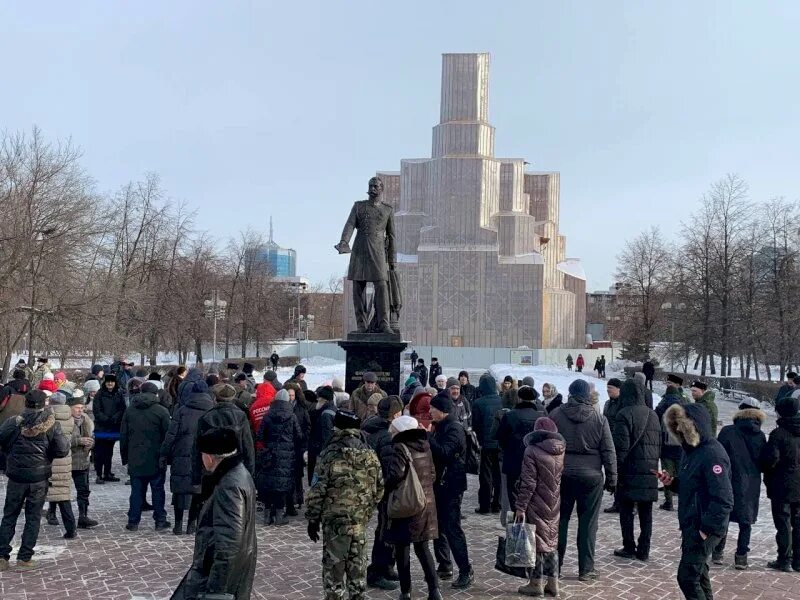 Александров открытие памятника. Памятник Александру 2 в Челябинске. Памятник Александру 2 в Челябинске на алом поле. Памятник Александру в Челябинске. Памятник царю-освободителю Александру II на алом поле.