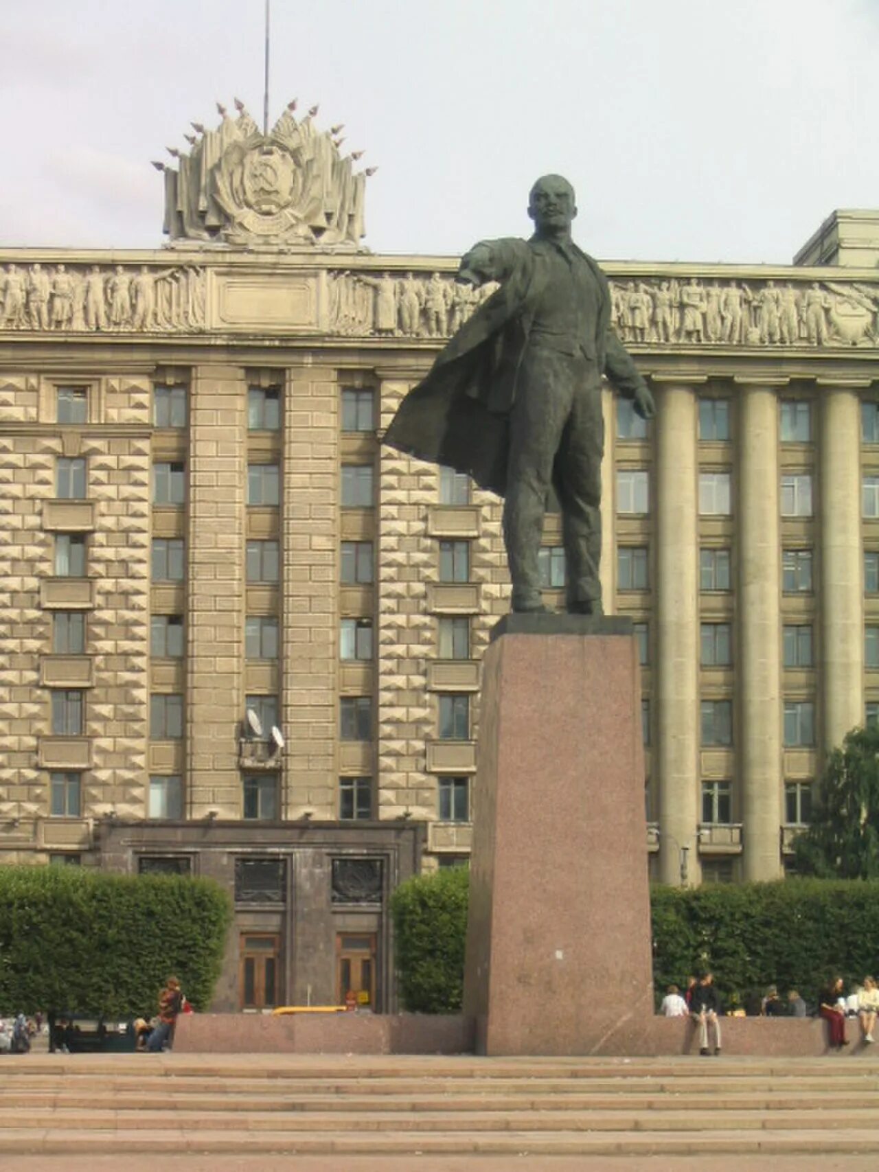 Санкт петербург метро московская памятник ленину. Памятник ленину у метро московская спб. Памятники ленину в спб. Метро московская памятник. Памятник ленину на московской площади в спб.