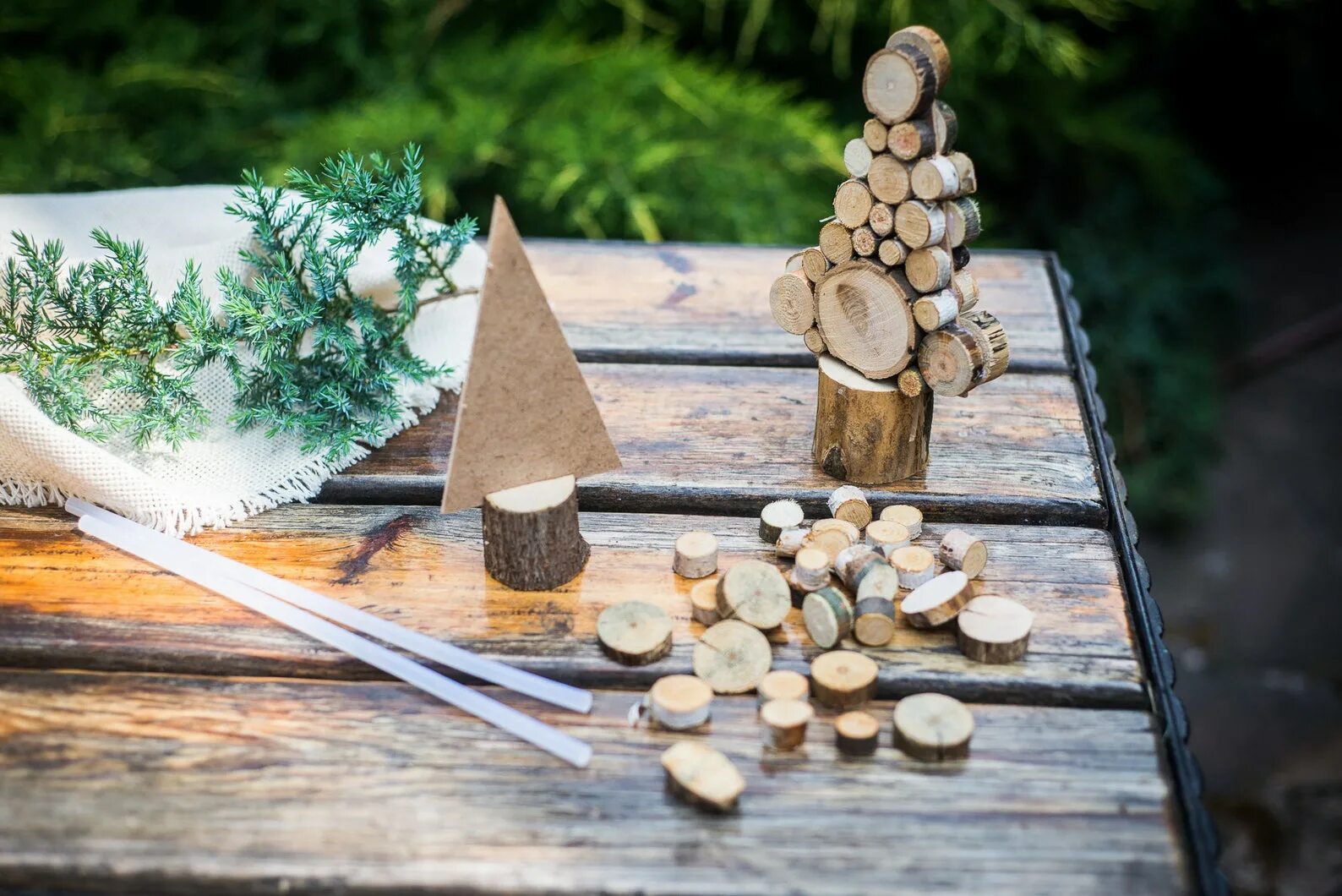 елка из спилов дерева своими руками. елка из спилов дерева своими. елочка из спилов дерева. елочка из спилов дерева. елка из спила дерева.