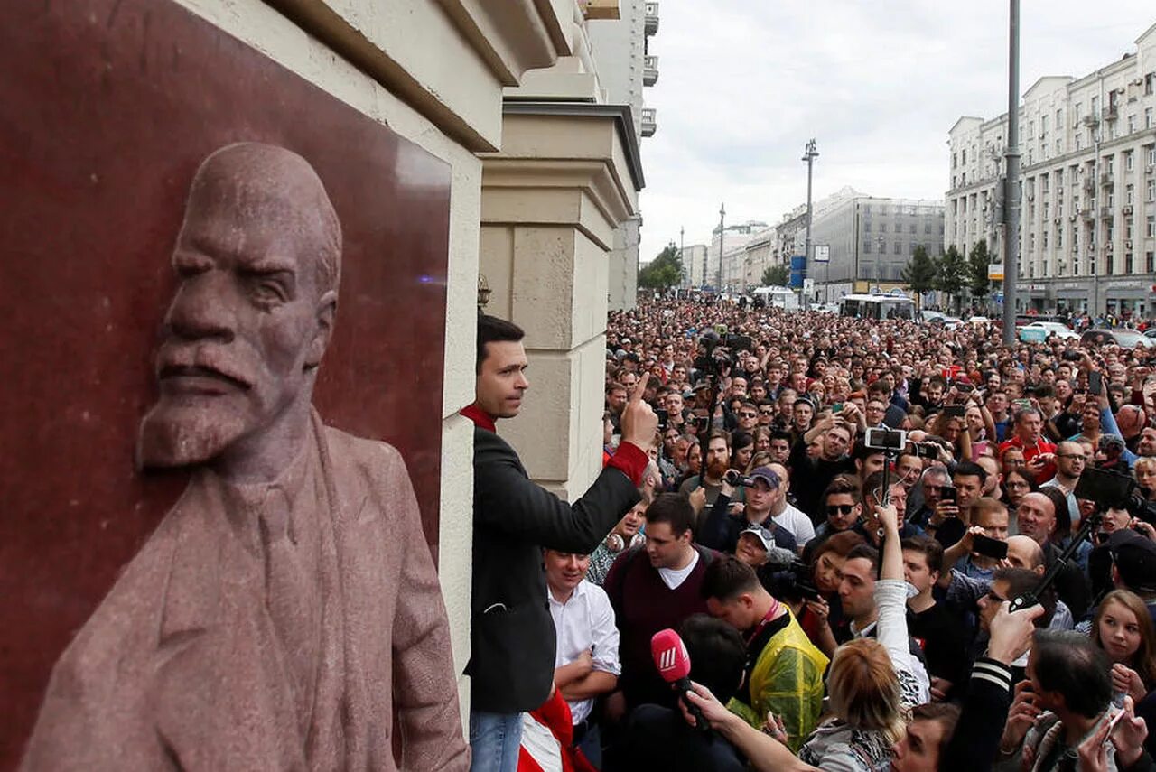 Навальный оратор. Трибуны для выступлений. Человек выступает перед аудиторией. Оппозиционные активисты. Митинг оратор.