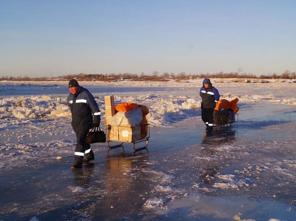 Переправа по льду. Через реку по льду. Переправа через замёрзшую реку. Зимняя переправа на Байкале.