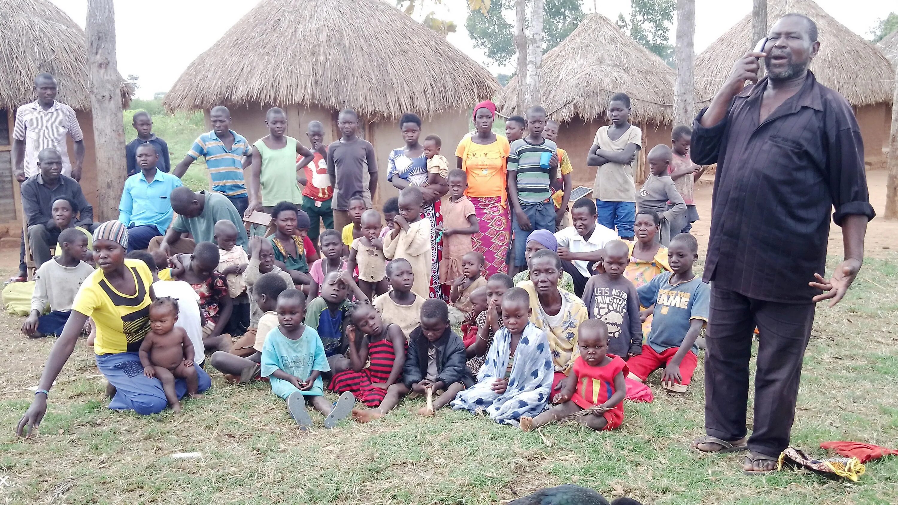 43 ребенка уганда. 102 детей. 102 детей. 102 детей. Уганда веселые дети.