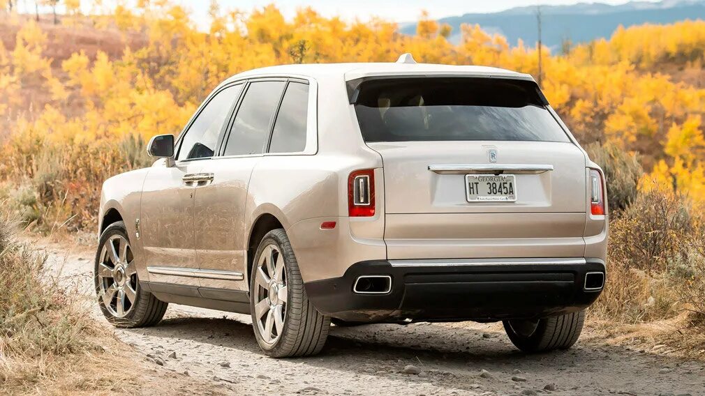 Rolls royce cullinan тамаев. Rolls royce cullinan. роллс ройс куллинан бежевый. джип роллс ройс бежевый.