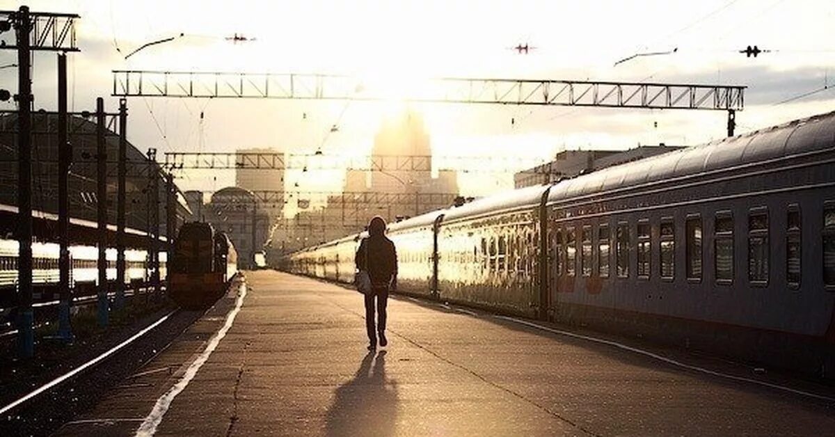 Вечером уезжать собиралась. Парень на перроне. Фотосессия на вокзале. Уходящий поезд. Парень на перроне вокзала.