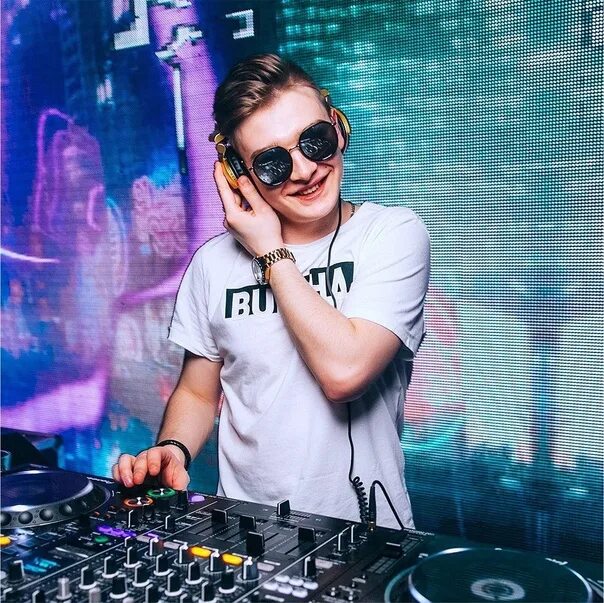 Диджей 23 февраля. Диджей уан. Диджей 23. Dj phil ведущий на радио. Диджей лис.