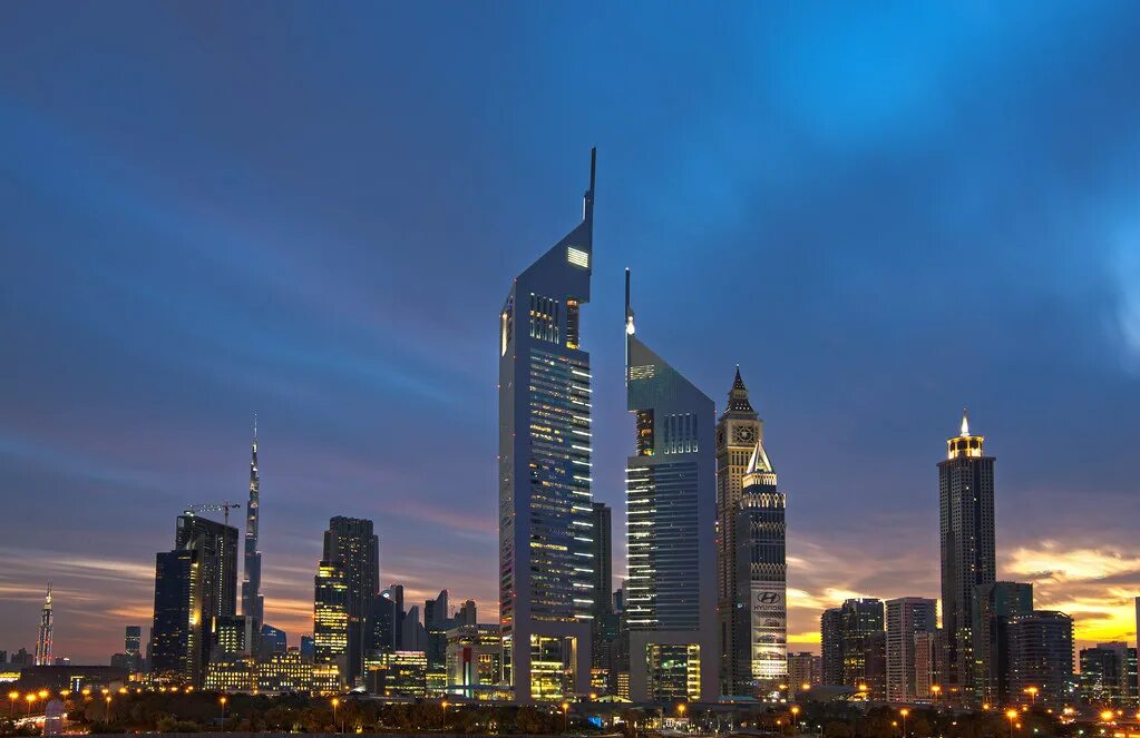 Башни Близнецы в Дубае. Эмиратские башни достопримечательности Дубая. Джумейра Эмирейтс Тауэрс. Башня бинари Дубай.