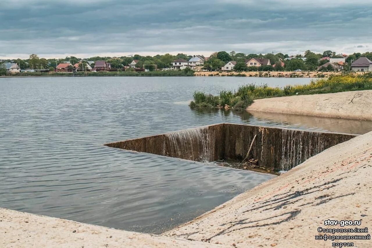 Пруд красный Пахарь Михайловск. Красный Пахарь Ставропольский край Михайловск. Михайловск Ставропольский край пруд красный Пахарь. Красный Пахарь в Михайловске.