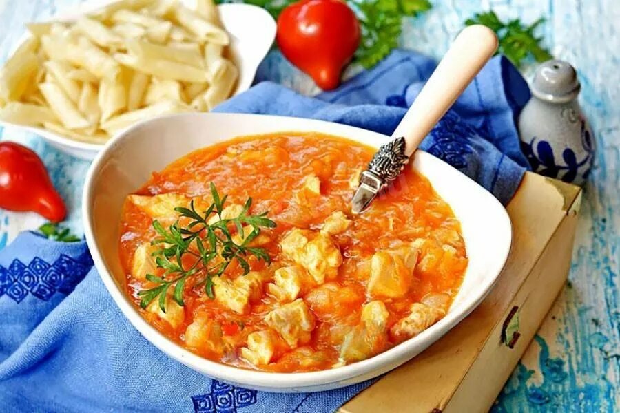 Гуляш из филе курицы с подливкой. Куриный гуляш с подливкой. гуляш из куриной грудки с подливкой. гуляш с подливой из куриной грудки.