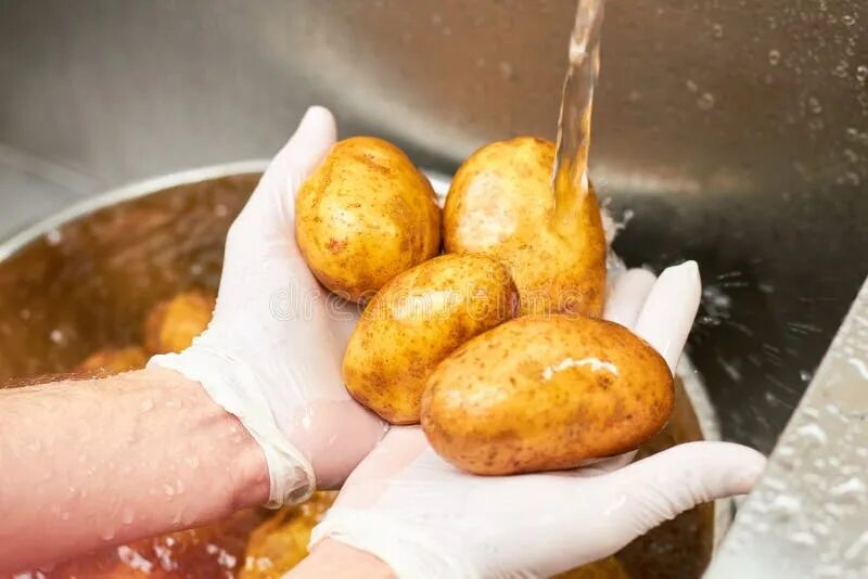 Картошка в воде на ночь. Мытье картофеля. Помыть картошку. Промываем картофель. Картошка мытая.