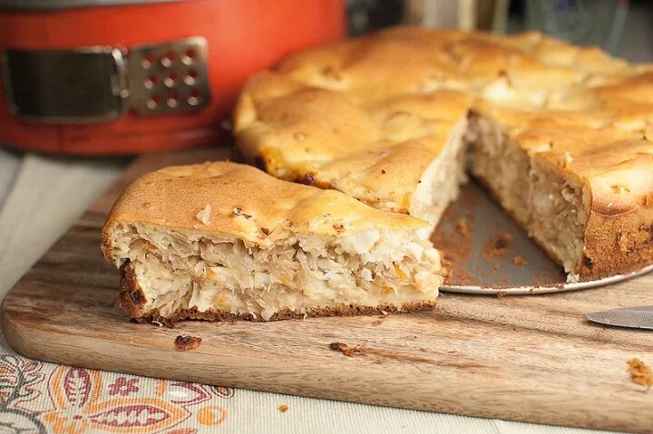 Пирог с квашеной капустой. Пирог с кислинкой. Пирог закусочный на сметане. Тесто на сметане для пирога.