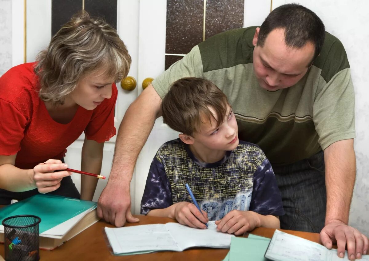 Родитель учащейся. Родители школьников. Родители и дети уроки. Школьник с родителями. Родители и домашнее задание.