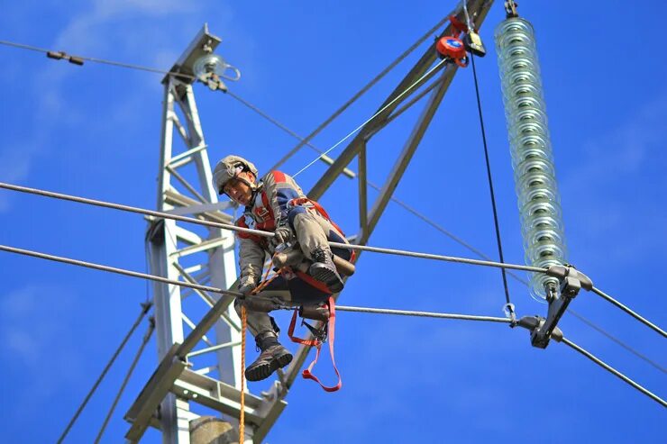 электромонтажник высоковольтных линий. электрик на опоре. электромонтажник. осенне зимний отопительный период в электроэнергетике. специалист электромонтер по ремонту воздушных линий.