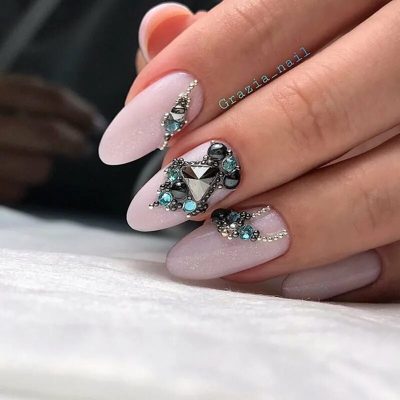 маникюр креатив 2022 модные тенденции. маникюр с рисунком 2021. креативные ногти. маникюр модный молодежный. креативные ногти 2023.