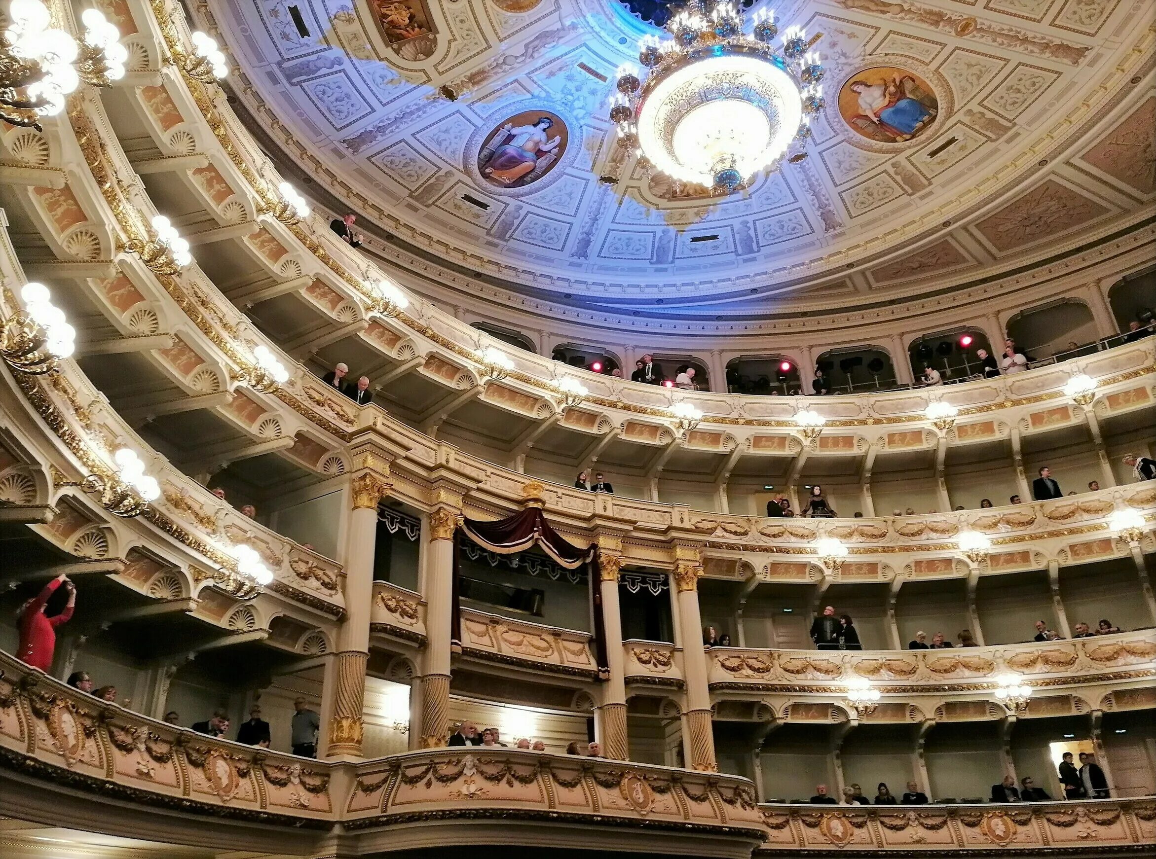 Королевский оперный театр земпер. Королевский оперный театр дрезден. Опера земпера. Опера гарнье. Готфрид земпер оперный театр.