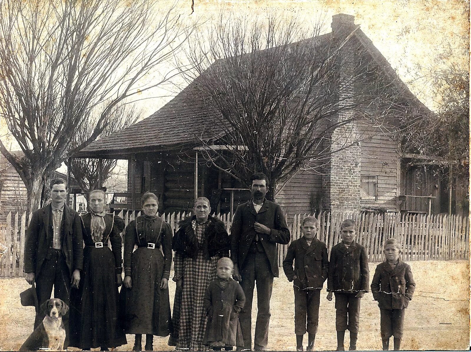 Можно ли снимать умершего человека. Старые фото людей. Старые фотографии родственников. Старинные фото с мертвецами.