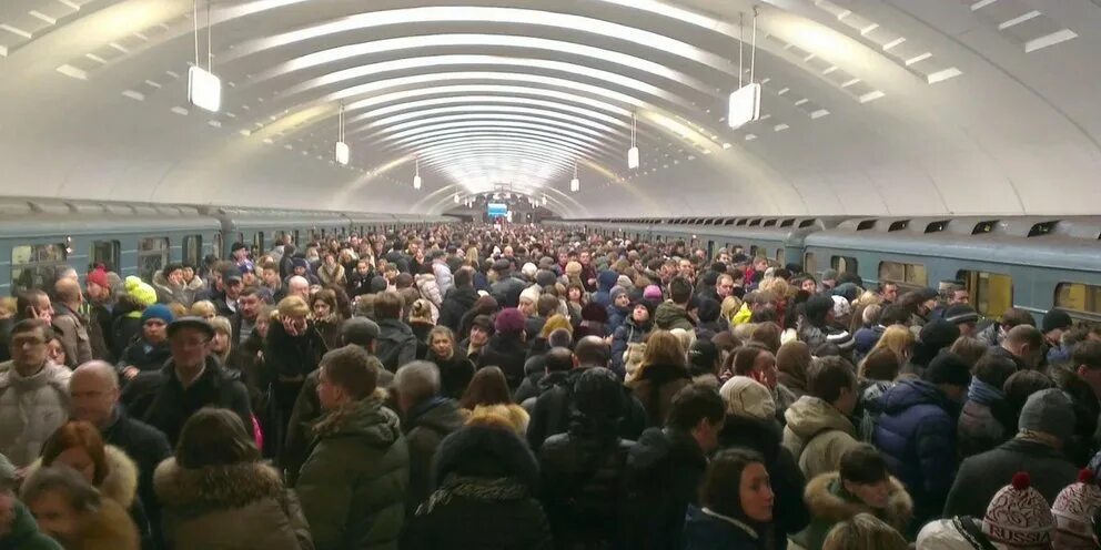 Много людей в метро. ЧАСПИК В Московском метро. Московское метро час пик. Метро Щелковская час пик. Библиотека имени Ленина метро час пик.